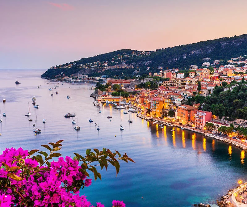 Image of seaside town 